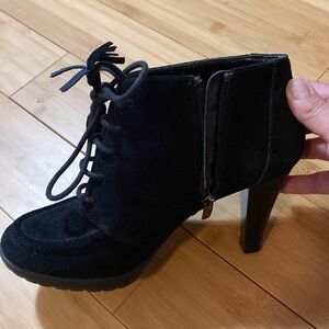 Anne Klein Black Suede Tassel Tie side zip Shoe Bootie stack Heels Size 7.5 8